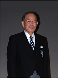 藍綬褒章を胸にした荻野和郎